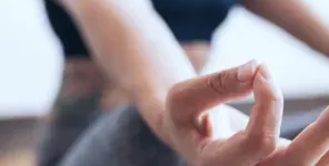 Person macht eine Yoga-Übung als Symbol für Gesundheit und Stressbewältigung