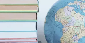 Abbild einer großen Menschenansammlung in Form einer Weltkarte als Symbol für Bildungsurlaube im Bereich Sprachen