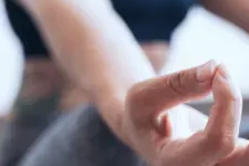 Person macht eine Yoga-Übung als Symbol für Gesundheit und Stressbewältigung