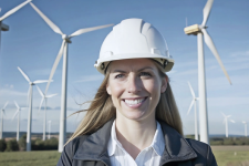 Frau hält grünes Pflänzchen in ihren Händen als Symbol für Nachhaltigkeit