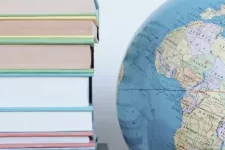 Abbild einer großen Menschenansammlung in Form einer Weltkarte als Symbol für Bildungsurlaube im Bereich Sprachen